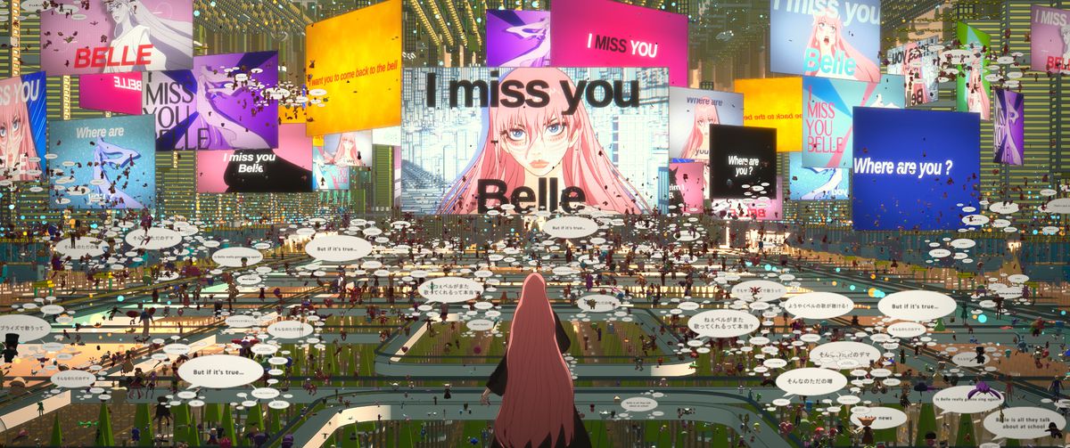 Belle osserva una folla di avatar in chat e i loro messaggi nel mondo virtuale di U nel film anime Belle