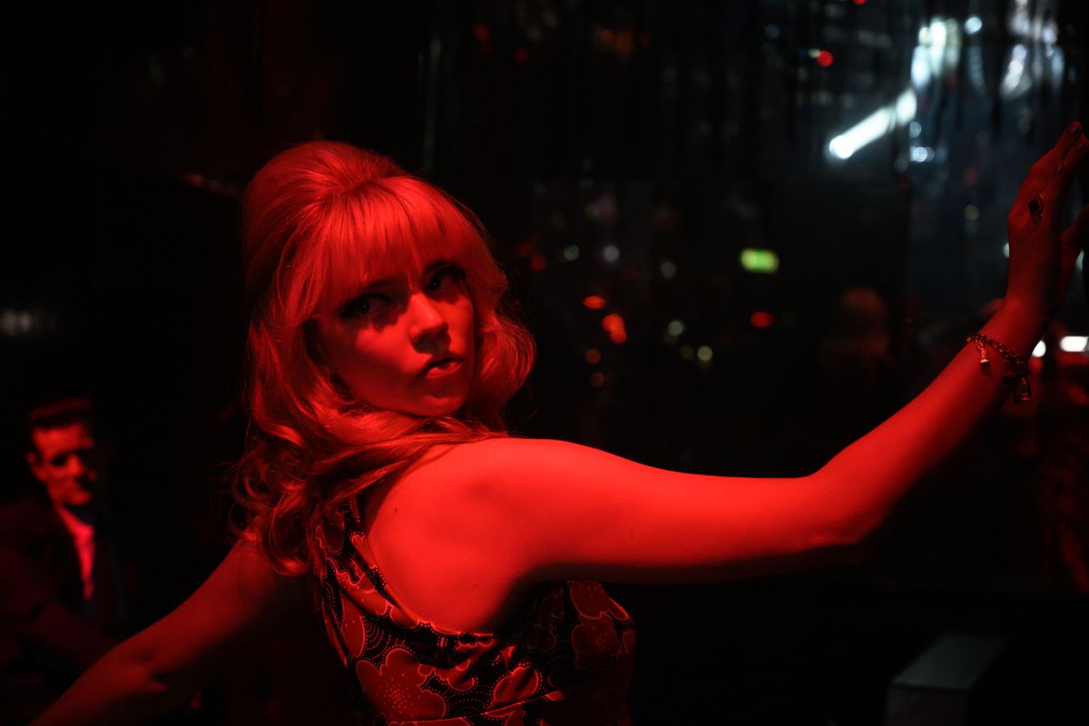 Anya Taylor-Joy posa sotto una luce rossastra in Last Night in Soho