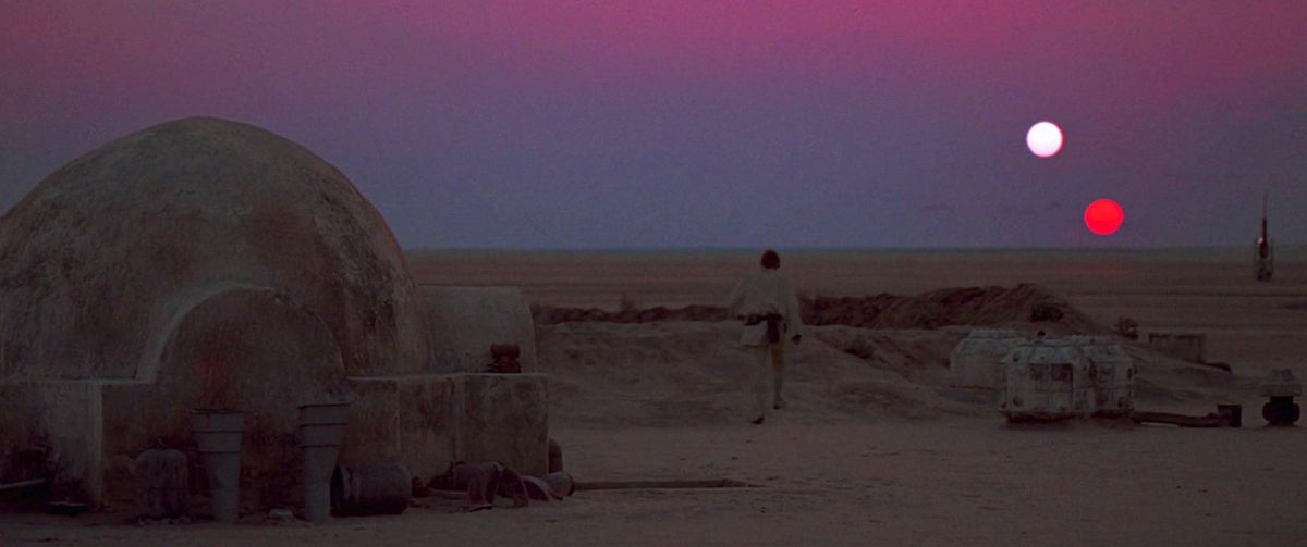 Luke Skywalker cammina verso il tramonto dei due soli su Tatooine in Star Wars: Una nuova speranza