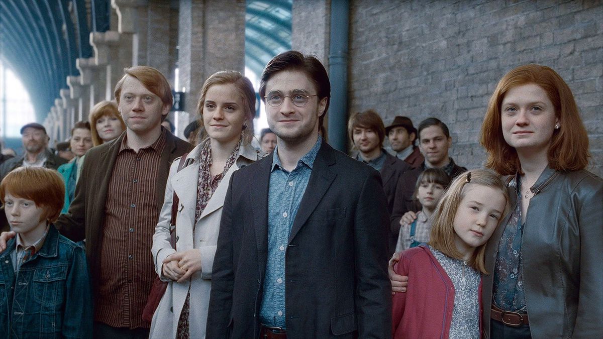 Harry, Ron, Hermione e Ginny adulti che guardano i loro bambini a bordo dell'Hogwarts Express alla fine di Harry Potter e i Doni della Morte: Parte 2