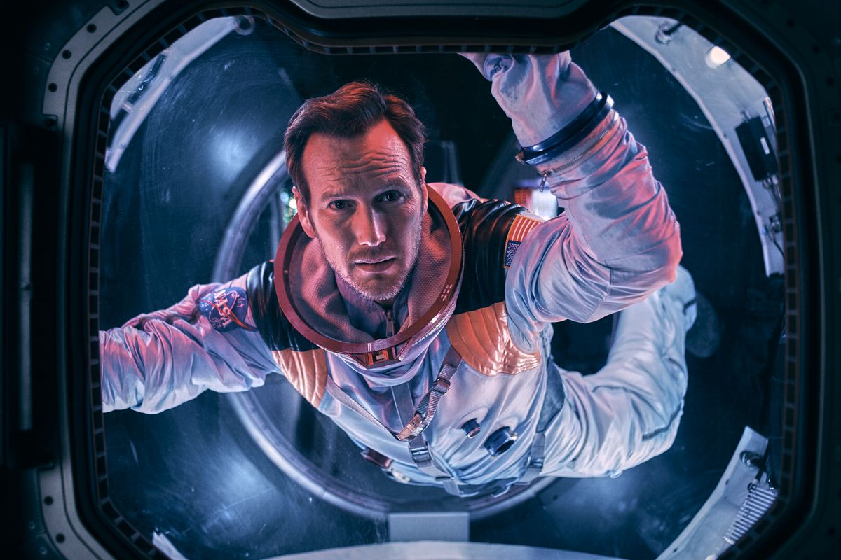 Patrick Wilson in una tuta spaziale galleggia in una camera stagna in Moonfall