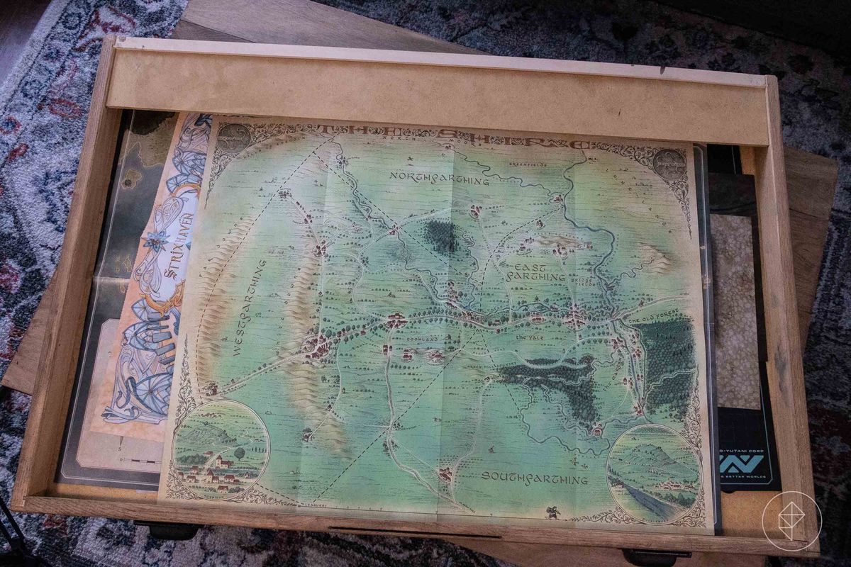 Una mappa di The Shire si trova in un cassetto delle mappe.
