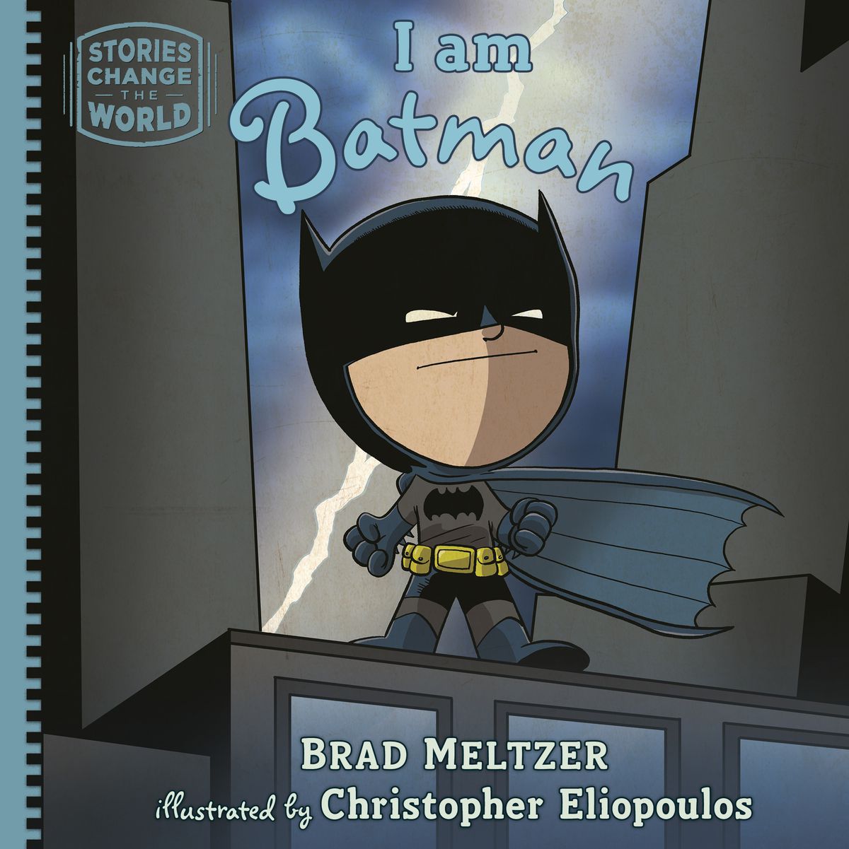 Una versione a misura di bambino di Batman si erge orgogliosamente su un tetto con un fulmine dietro di lui sulla copertina di I Am Batman.