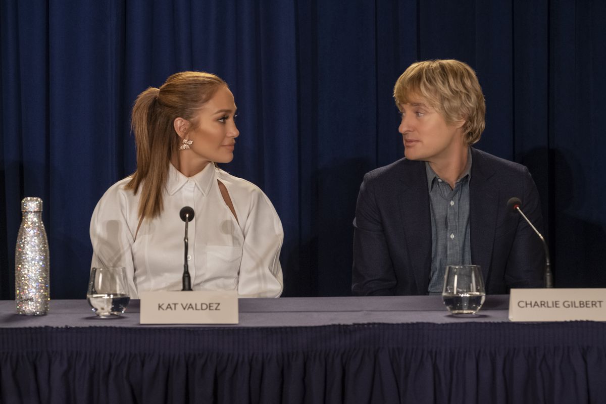 Jennifer Lopez e Owen Wilson siedono a una conferenza stampa