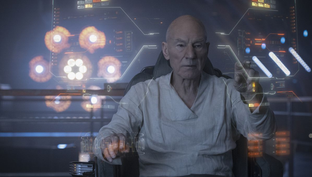 Picard pilota una nave con un'interfaccia pop-up di fronte a lui 