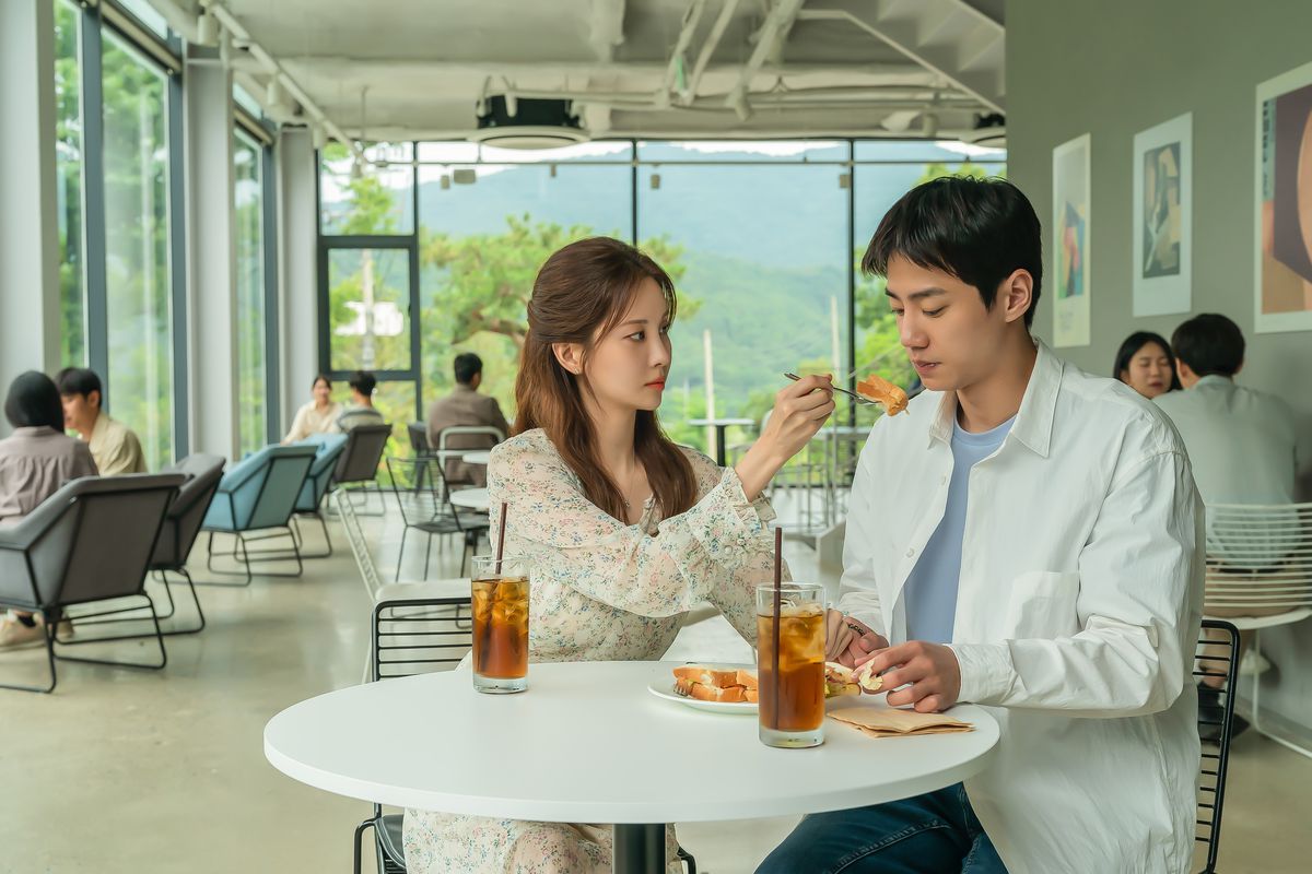 (Da sinistra a destra) Seo Hyun nei panni di Jung Ji-woo, Lee Jun-young nei panni di Jung Ji-hoo in Love and Leashes.