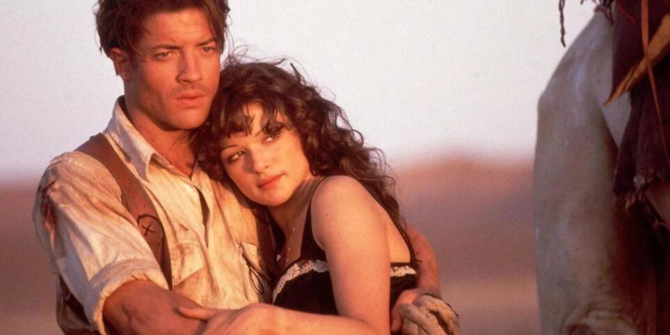 Brendan Fraiser e Rachel Weisz si abbracciano nel deserto in The Mummy (1999)