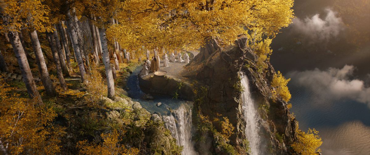 Gli elfi si riuniscono in un luogo boscoso in Il Signore degli Anelli: Gli anelli del potere.