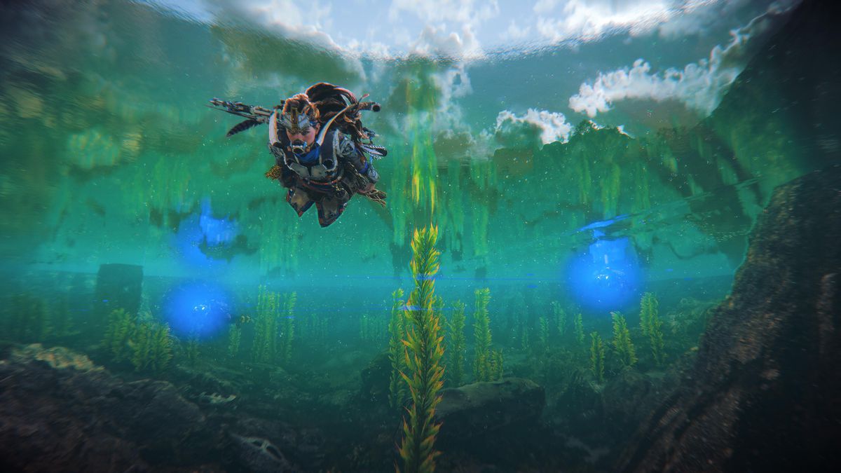 Aloy sta nuotando verso il giocatore, con scavatori e alghe dietro di lei, in Horizon Forbidden West