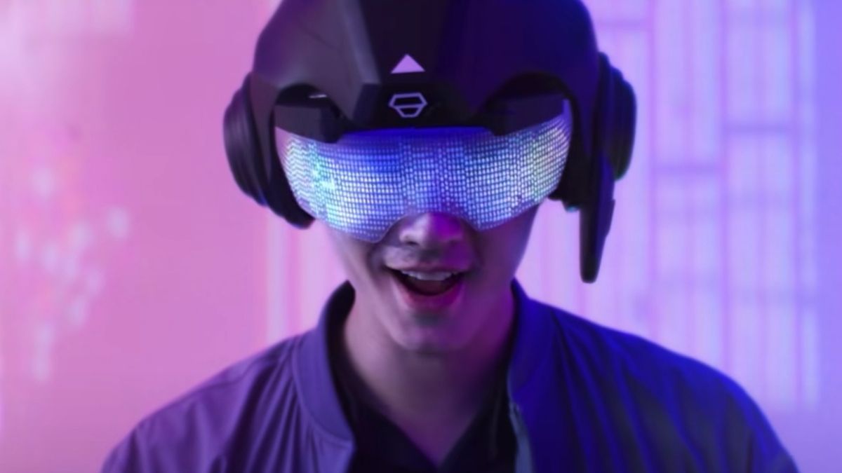 Un uomo che indossa un casco con visiera VR in AI Love You.
