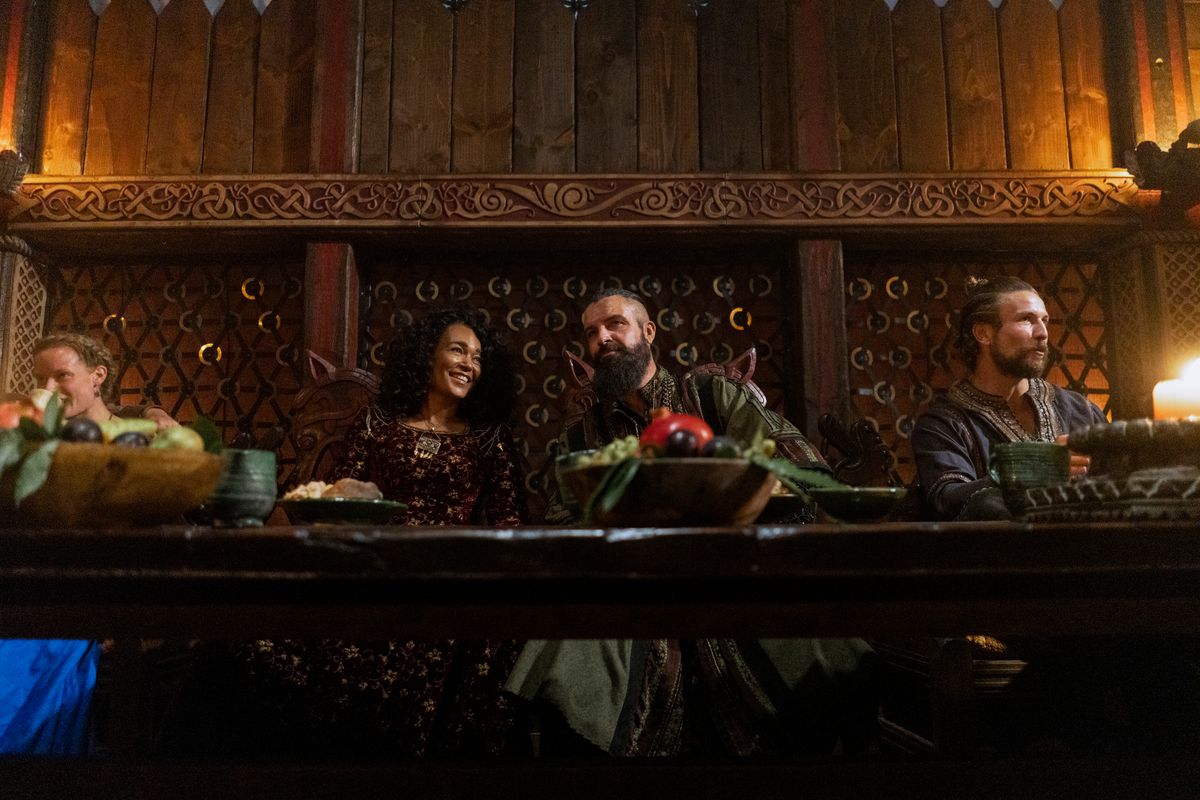 Haakon e Canute seduti al tavolo della festa in un'immagine di Vikings: Valhalla