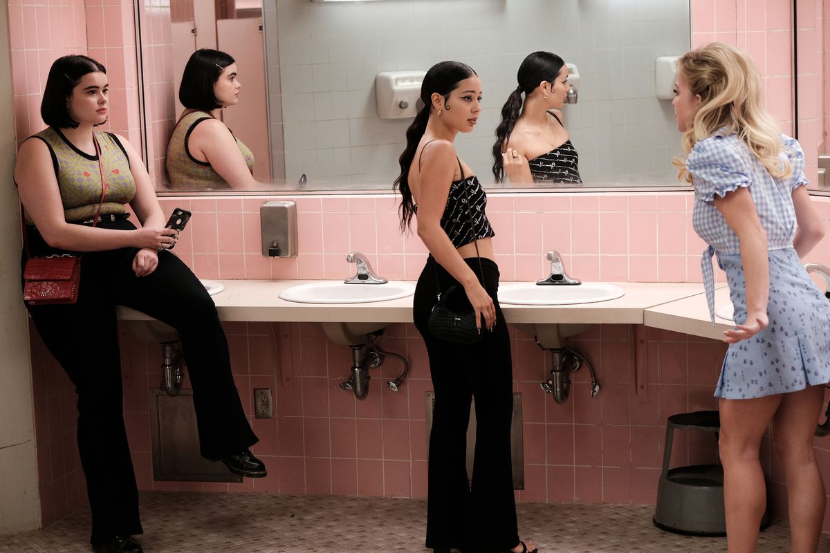 Kat, Maddy e Cassie in piedi in un bagno dalle piastrelle rosa, in un episodio di Euphoria della HBO Max.