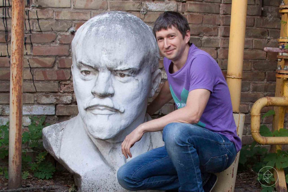 Oleg Yavorsky dietro i Voxtok Studios con un grande busto di Stalin.