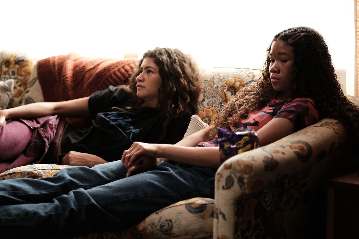 Rue e Gia sedute insieme su un divano, in Euphoria di HBO Max.