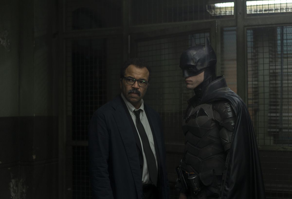 Il tenente Gordon e Batman si trovano nel distretto di polizia di Gotham.