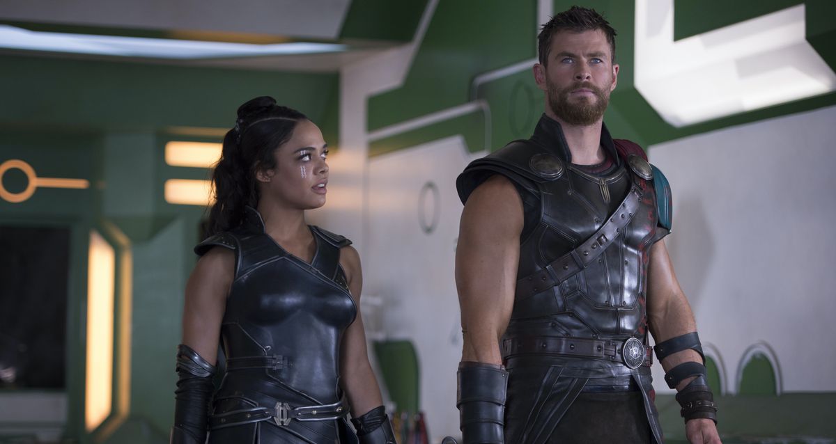 Tessa Thompson e Chris Hemsworth, l'ambiguamente Bi Duo, entrambi indossano tuniche di pelle in Thor: Ragnarok