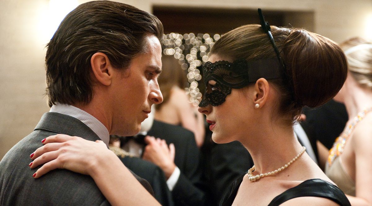 Christian Bale e Anne Hathaway ballano insieme in The Dark Knight Rises