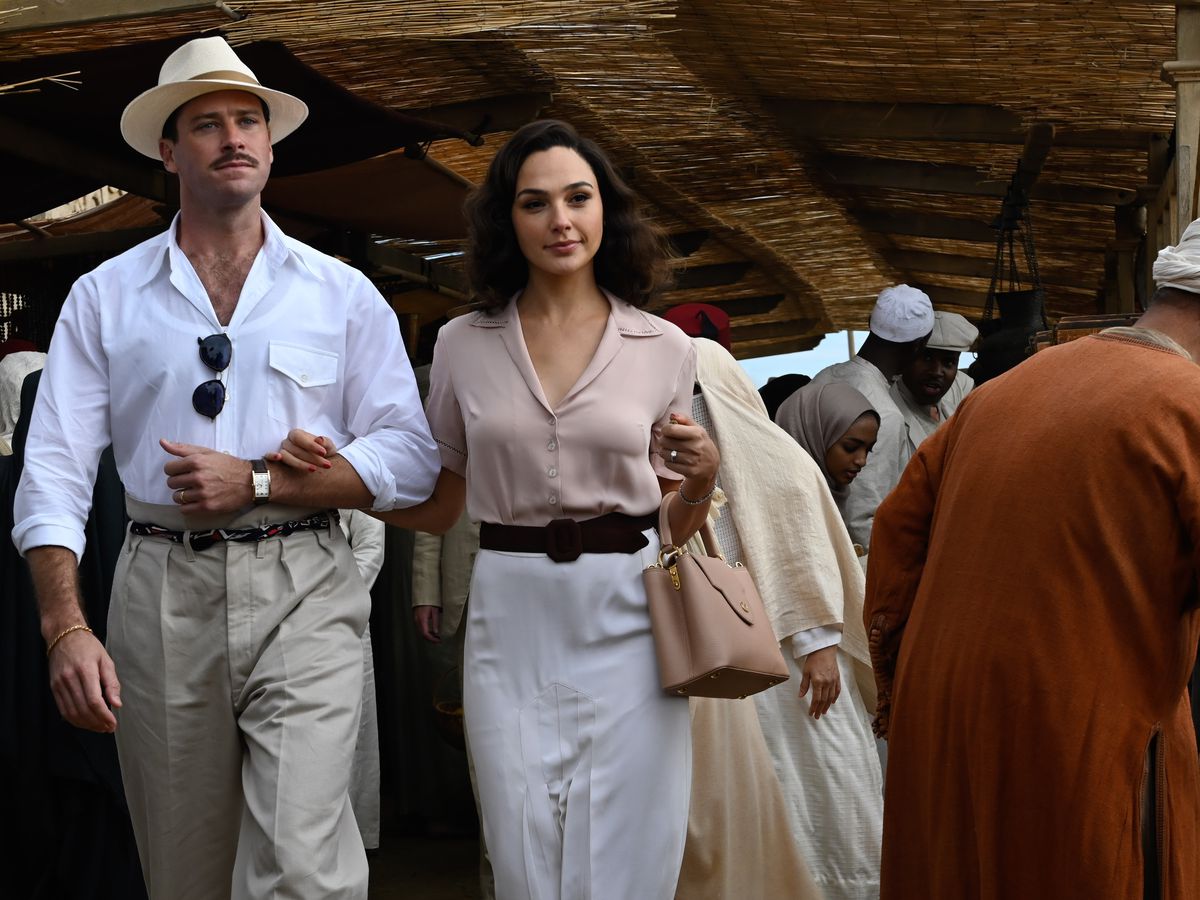 Simon Doyle e Linette Ridgeway passeggiano per l'Egitto a braccetto in La morte sul Nilo.
