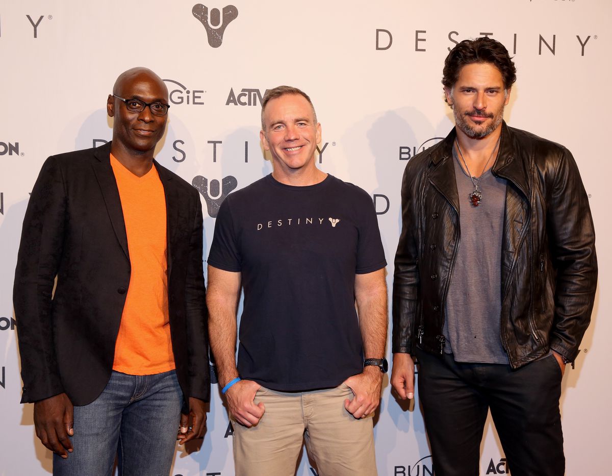 Lance Reddick a un evento di lancio di Destiny con il CEO di Bungie Pete Parsons e il collega attore Joe Manganiello