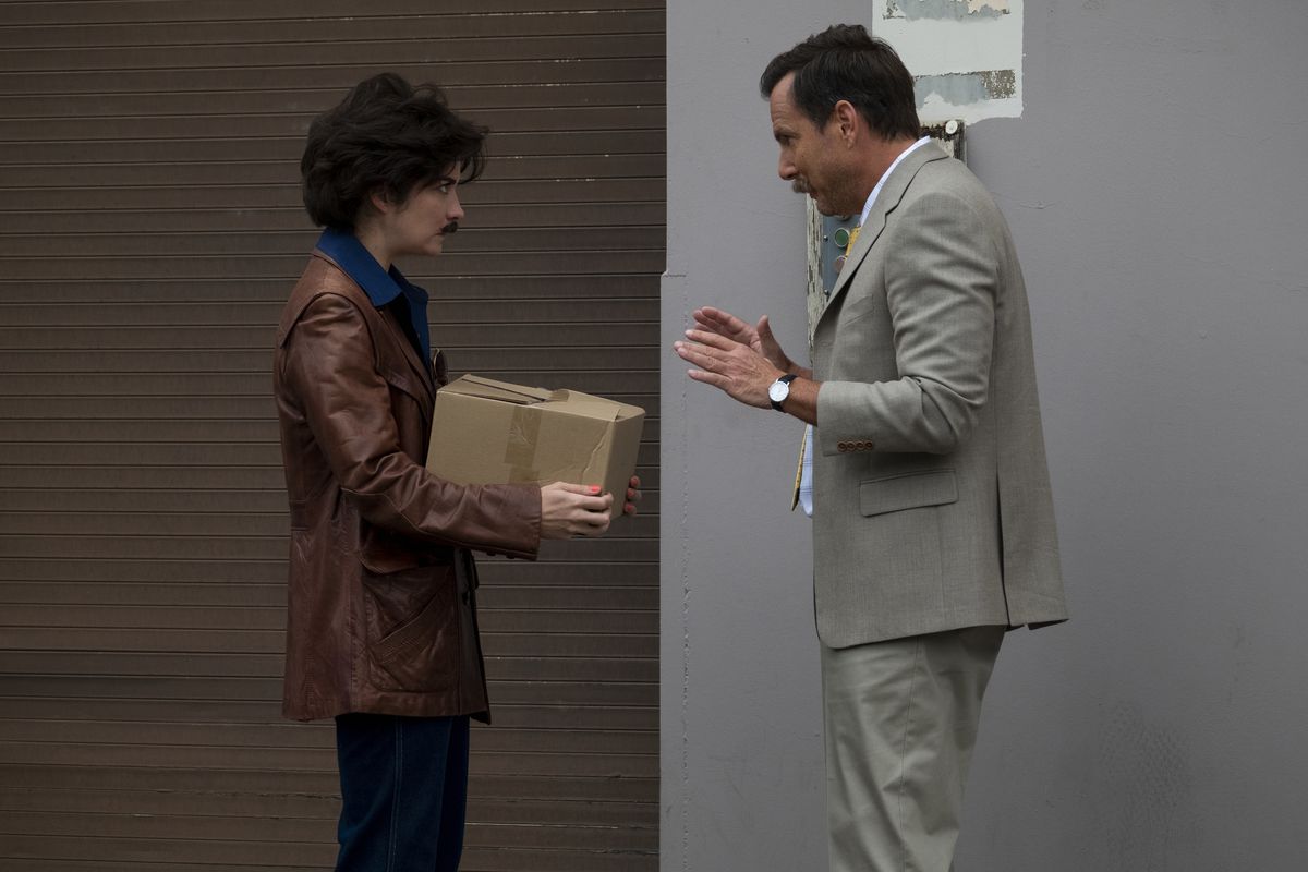 Annie Murphy e Will Arnett in una foto di Murderville;  l'ex sotto copertura vestito come un uomo con in mano una scatola