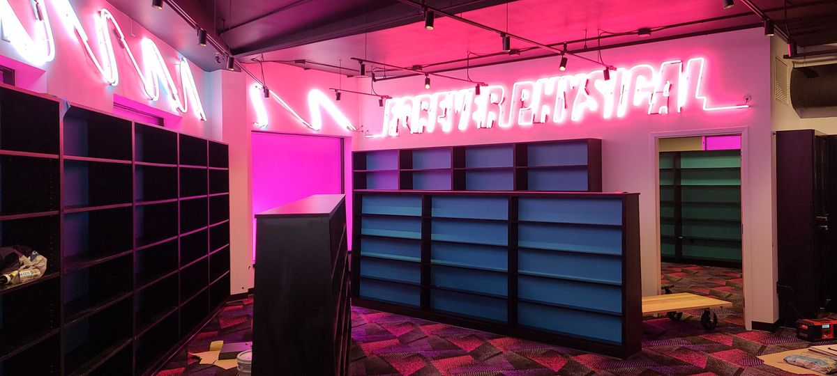 L'interno del negozio al dettaglio di Limited Run include luci al neon rosa