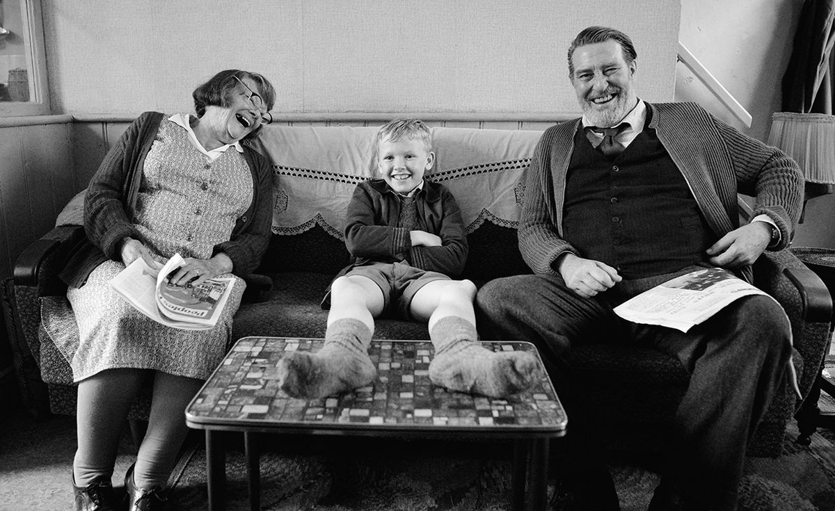 Buddy e i suoi nonni sorridono e ridono su un divano