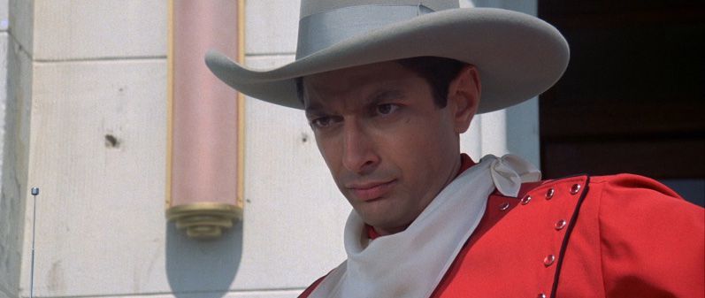 Jeff Goldblum nel suo vestito da cowboy in Le avventure di Buckaroo Banzai Across the 8th Dimension.