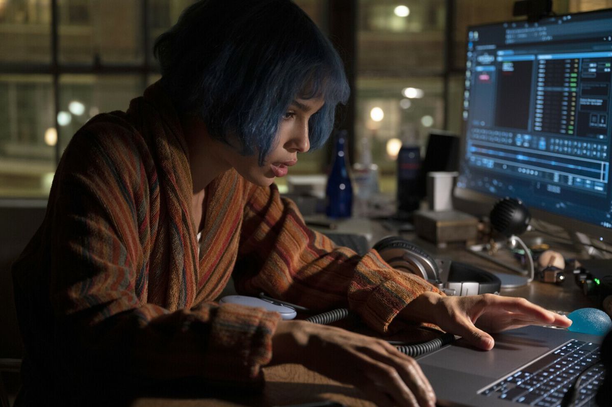 In Kimi, Zoë Kravitz è seduta alla sua scrivania e lavora al suo computer.