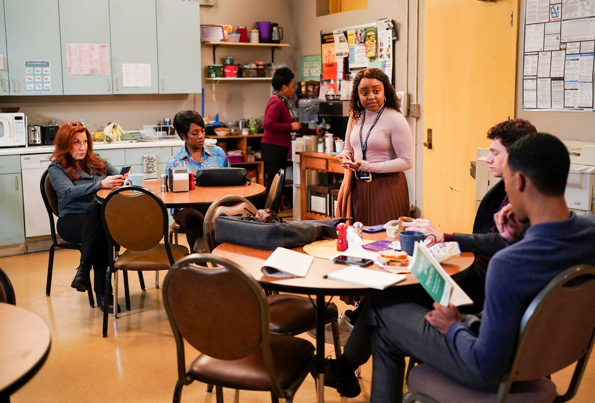 Il cast di Abbott Elementary parla nella sala insegnanti.