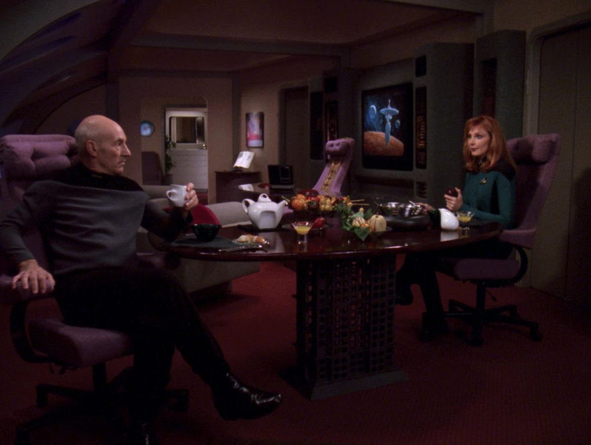Picard si gode il tè con il dottor Crusher