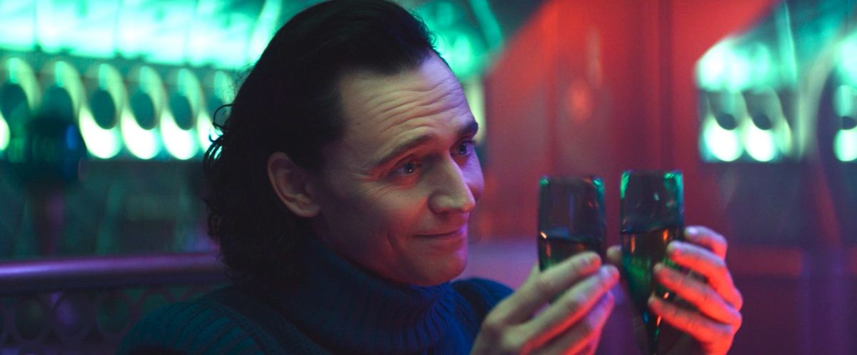 Loki solleva due flute di champagne in un lampo bisessuale