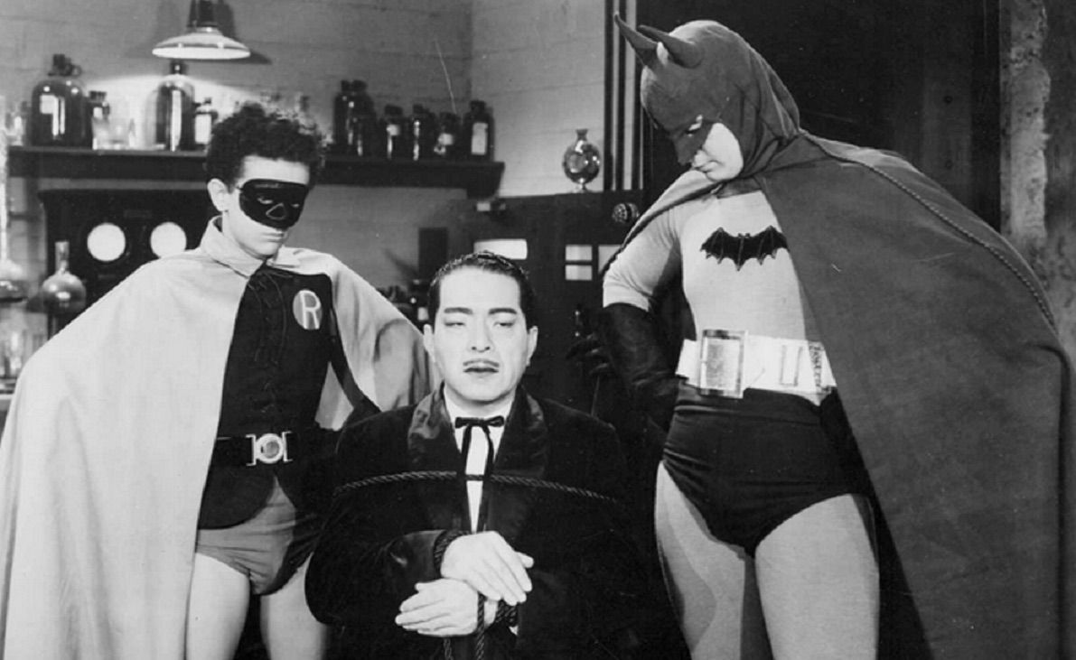 Batman e Robin stanno sopra la mente giapponese Doctor Daka (interpretato in particolare dall'attore non giapponese J. Carrol Naish) nel serial di Batman del 1943