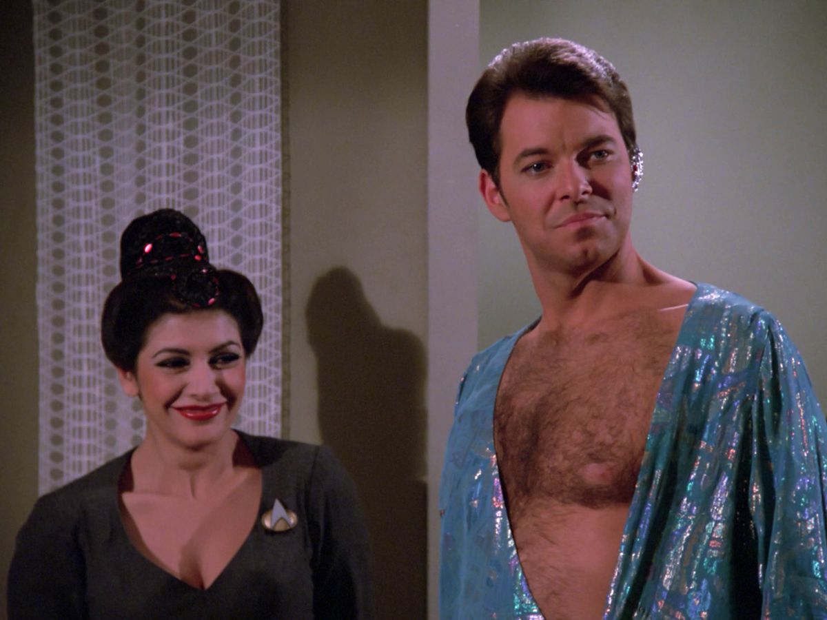 Riker indossa una vestaglia sexy 