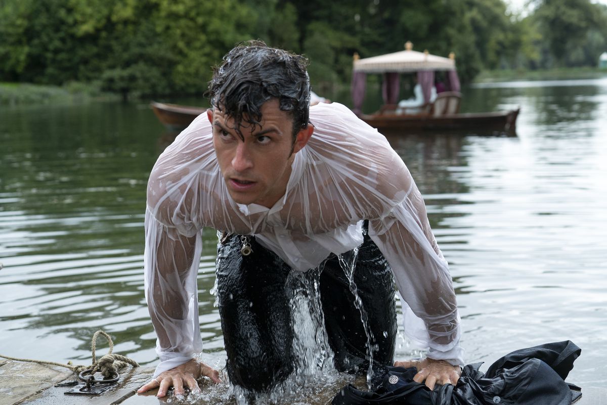 Anthony fa un Mr. Darcy ed esce dall'acqua con una maglietta bagnata a Bridgerton