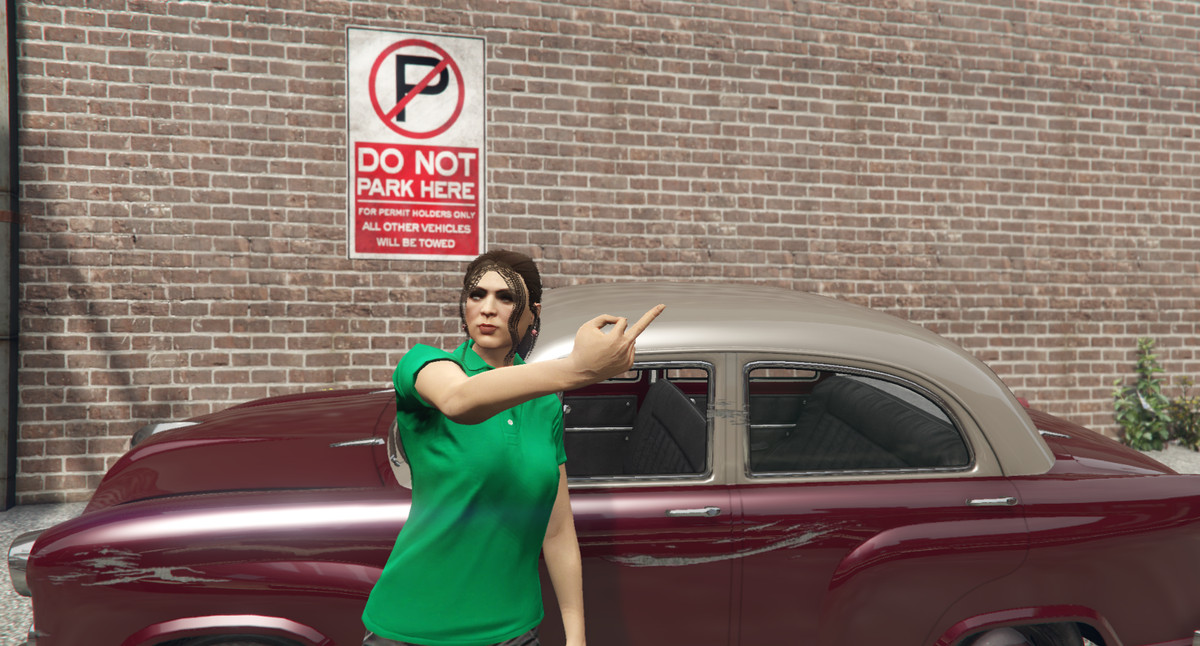 Gioco di ruolo in GTA Online: una donna con una polo verde in piedi accanto a un'auto rossa in una zona vietata al parcheggio, capovolgendo la telecamera.