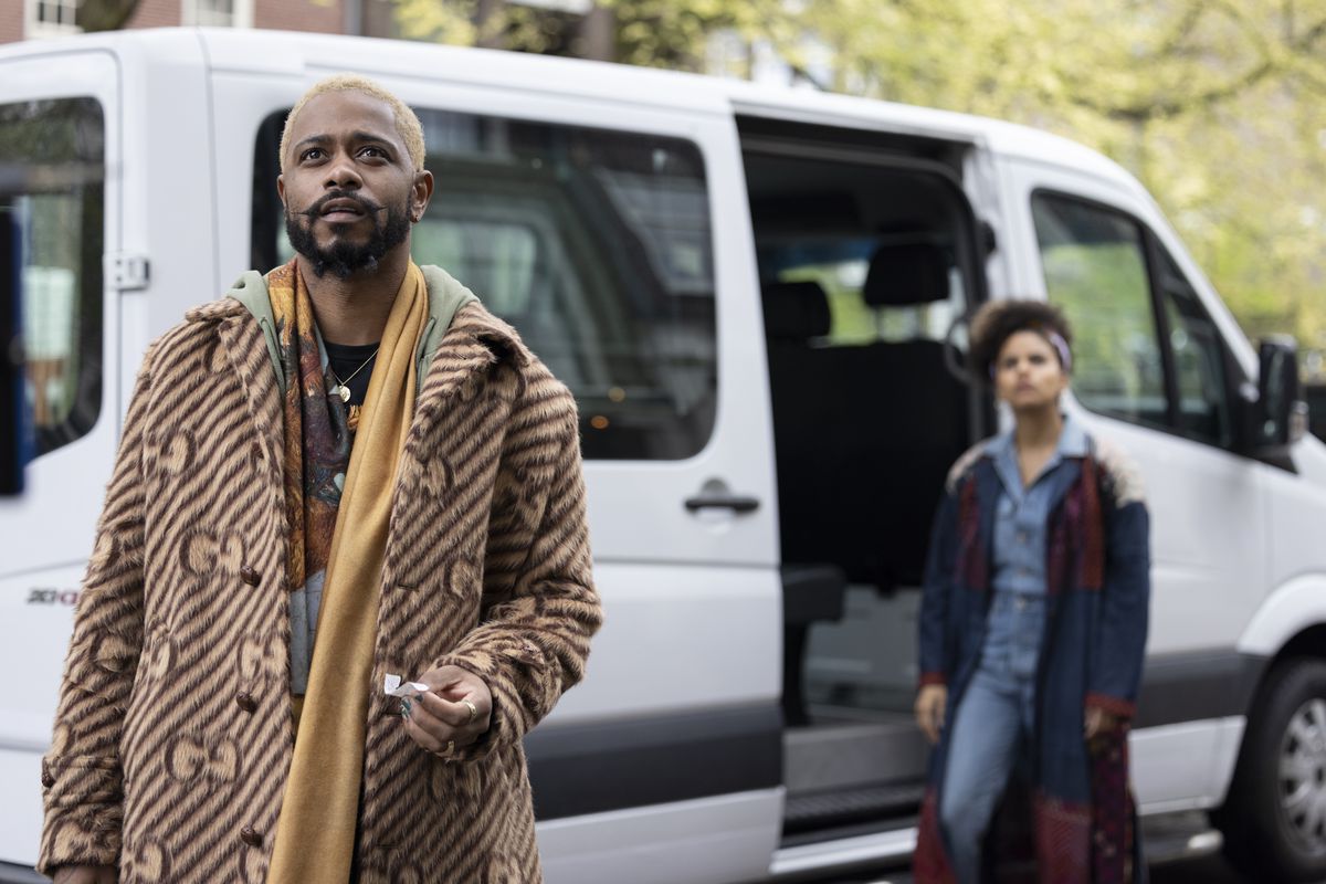Darius e Van stanno fuori da un furgone ad Amsterdam nella terza stagione di Atlanta di FX.