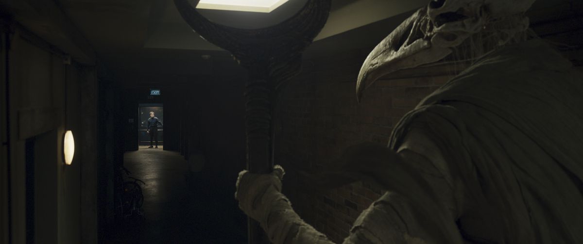 Khonshu è in piedi alla fine di un corridoio, e guarda Steven Grant da lontano in Moon Knight dei Marvel Studios.