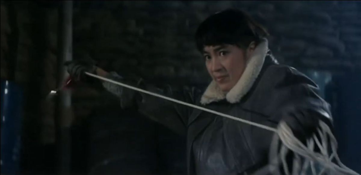 Michelle Yeoh con un dardo di corda in Magnificent Warriors.