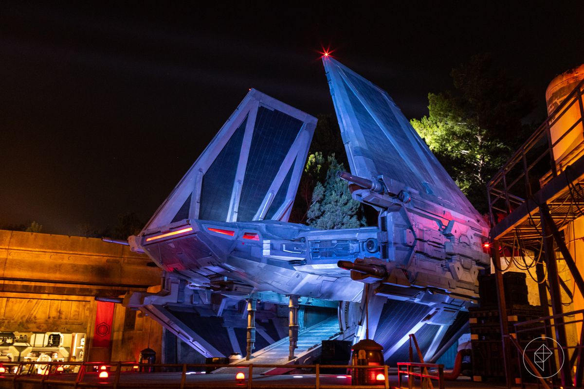 Le luci viola si riflettono da un TIE Echelon durante un'anteprima stampa speciale di Star Wars: Galaxy's Edge atterra nel 2019.