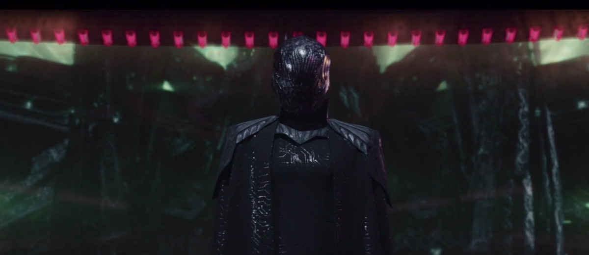 Borg Queen in piedi in una foto della seconda stagione di Picard