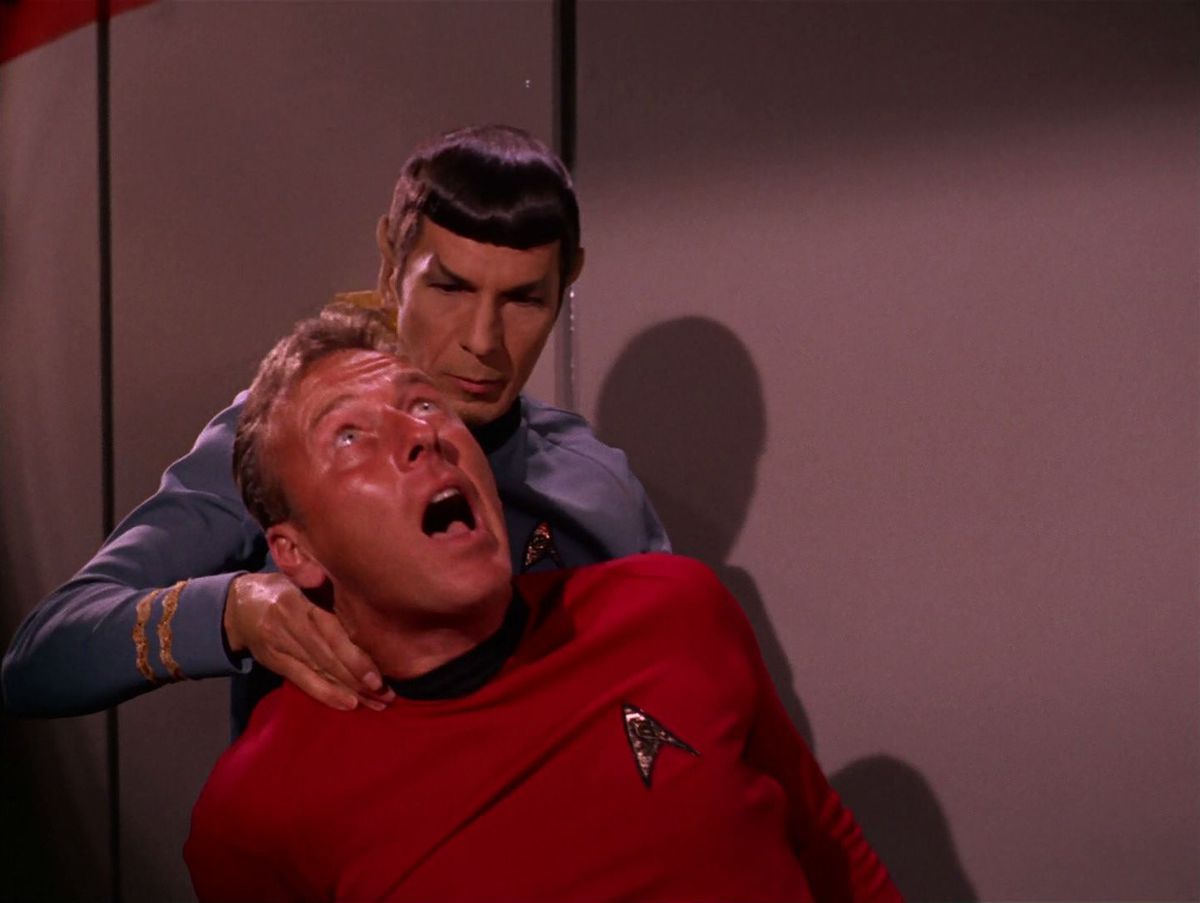 Spock dà un pizzicotto al collo vulcaniano in 