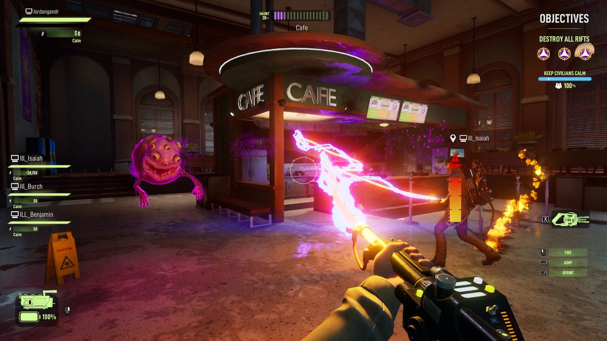 Due Ghostbusters attaccano un fantasma viola vicino a un caffè del museo in uno screenshot di Ghostbusters: Spirits Unleashed.