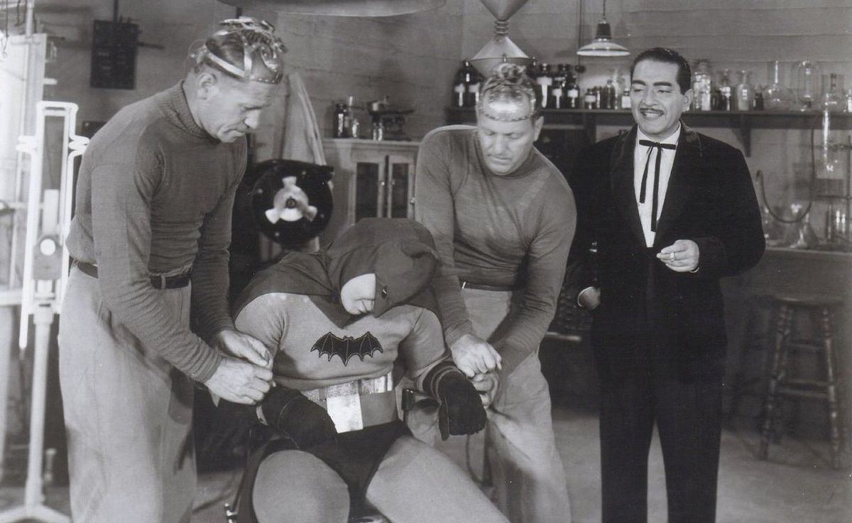 I tirapiedi controllati dalla mente di Daka legano Batman a una sedia nel serial Batman del 1943