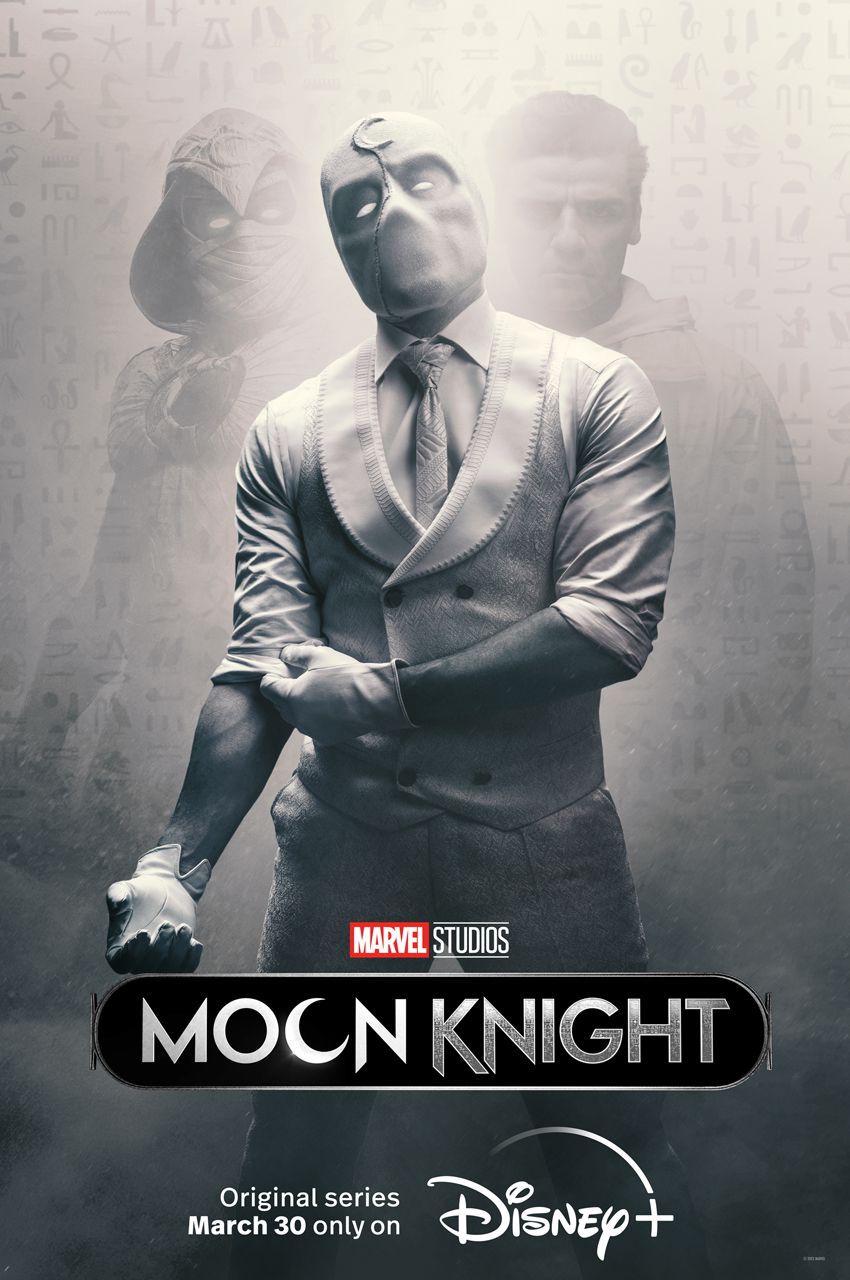 Moon Knight su un poster che indossa una versione in costume del suo abito da supereroe con i fantasmi di Steven/Marc e il tradizionale look di Moon Knight che lo affianca