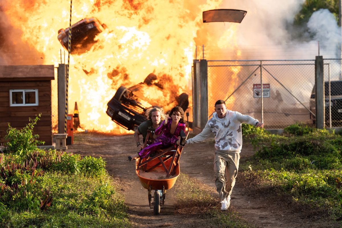 Channing Tatum e Brad Pitt trascinano Sandra Bullock lontano da un'enorme esplosione in una carriola in The Lost City