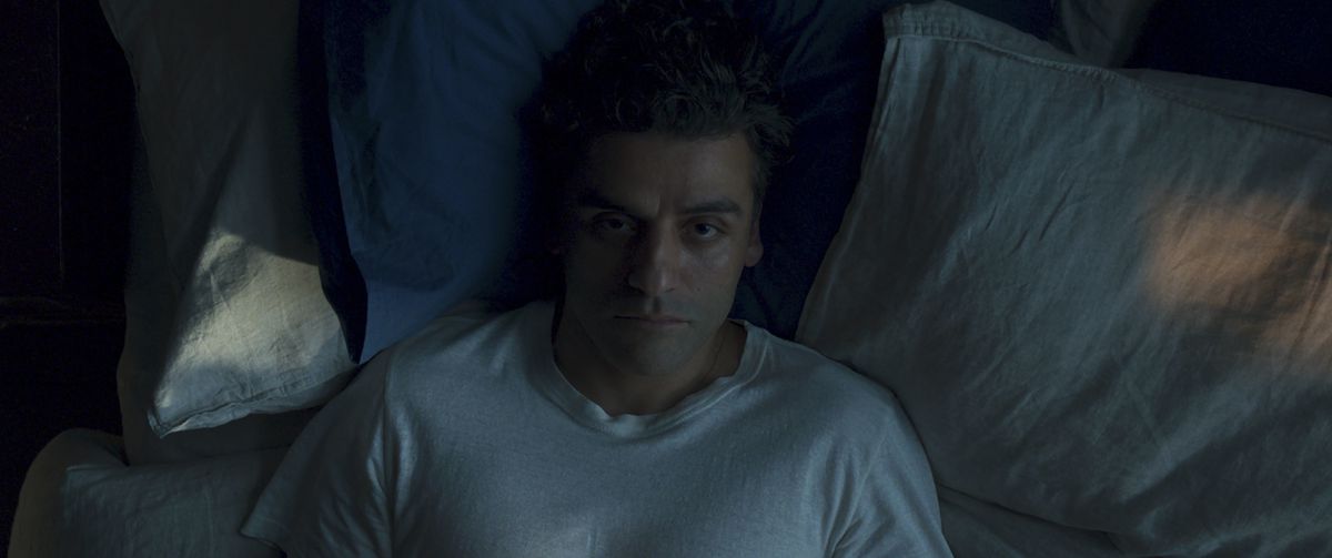 Oscar Isaac, nei panni di Steven Grant, giace sveglio a letto in Moon Knight dei Marvel Studios.