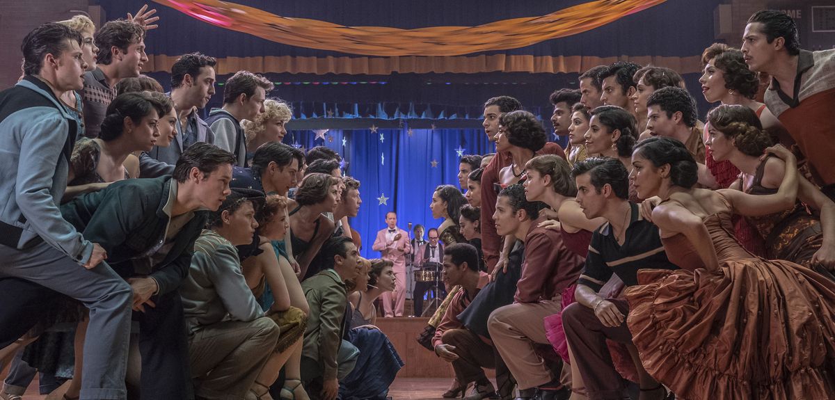 La maggior parte del cast si affronta su due lati di una pista da ballo in West Side Story di Steven Spielberg