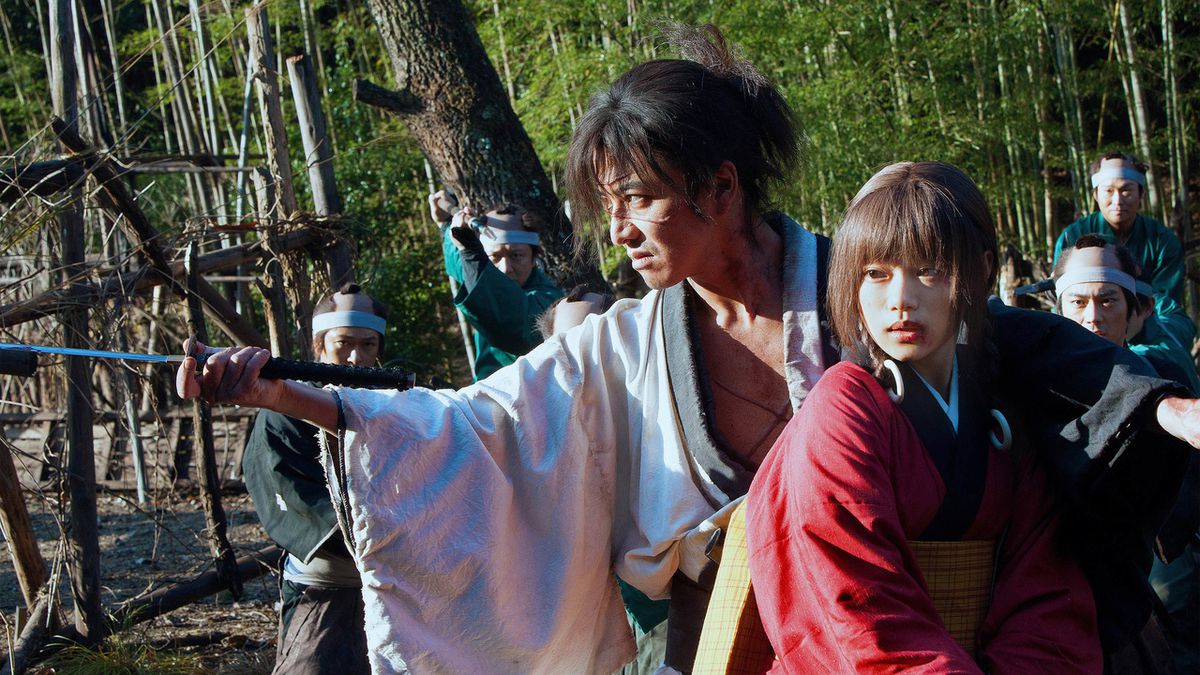 Manji e Rin affrontano una folla di combattenti con la spada in Blade of the Immortal.
