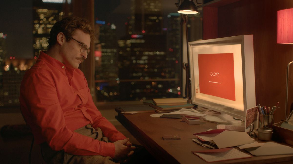 Theodore (Joaquin Phoenix) seduto davanti a un computer in lei.