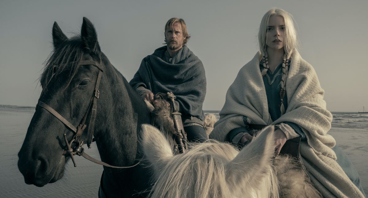 Alexander Skarsgård e Anya Taylor-Joy a cavallo in riva al mare in The Northman
